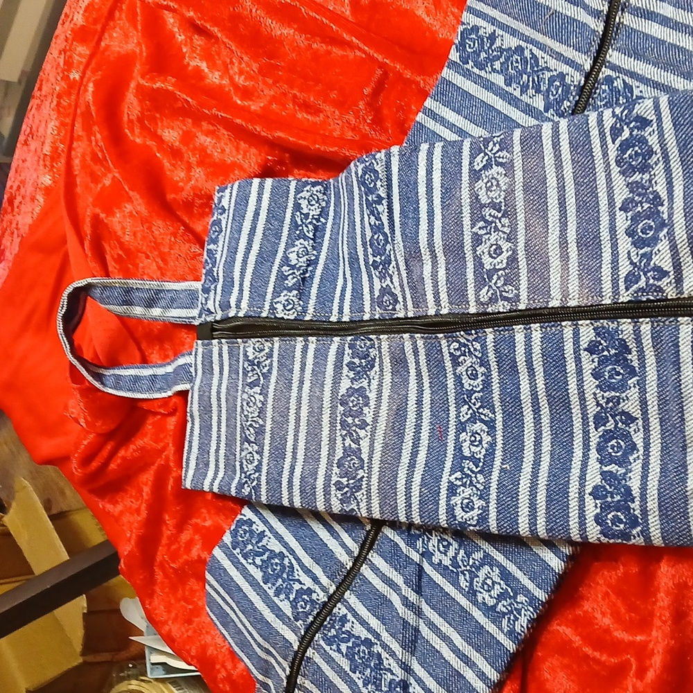 NWOT Accordion Style Shoe bag. Will carry a bottle of wine or a 2ltr.